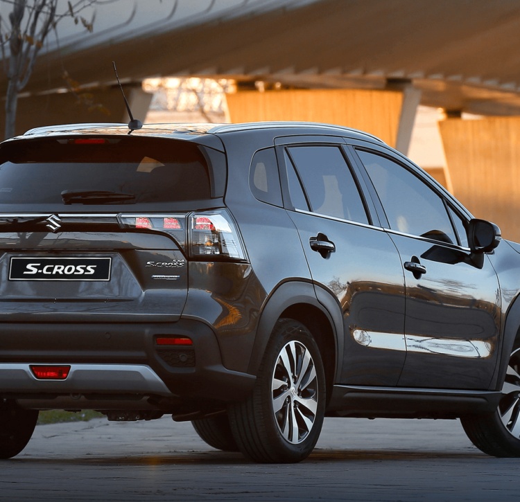 S-CROSS SUV, evening in the city